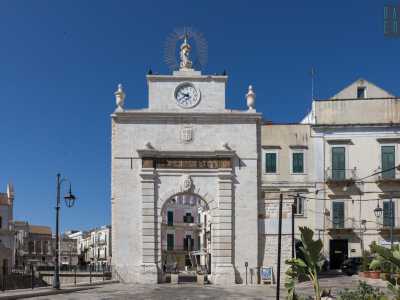 Il nostro itinerario parte da Porta Baresana, rinascimentale accesso alla citt� per chi veniva da Bari